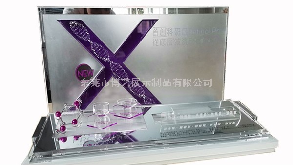 我們在定制亞克力展示架時，應(yīng)該選擇UV印刷還是絲印呢？