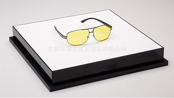 多少面的亞克力展示架展示效果更好呢？
